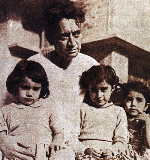 Manto with his daughters