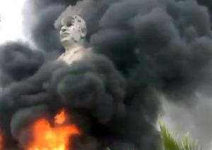 Hafez al-Assad burns in liberated Raqqa. AP photo